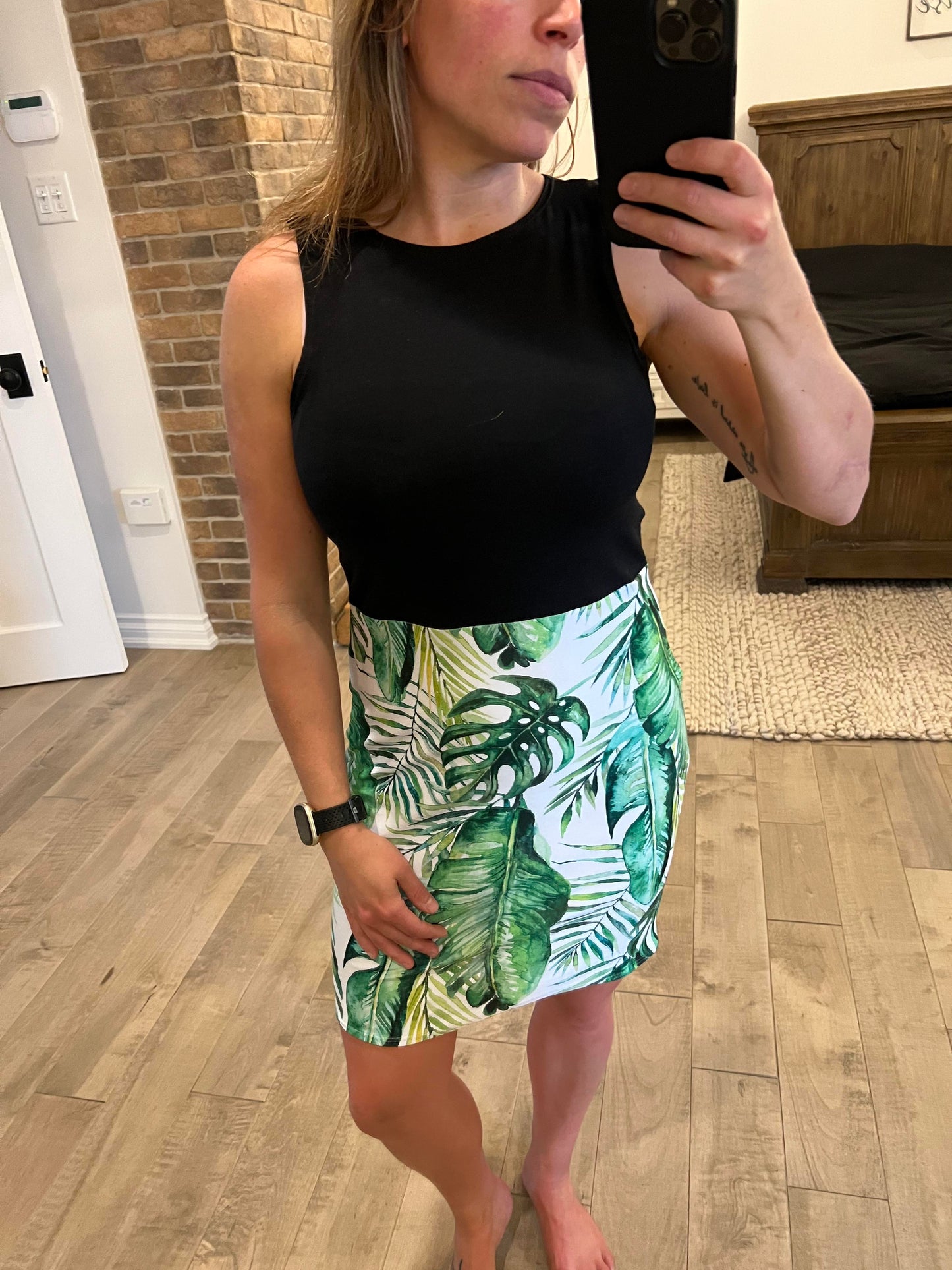 camisole haut noir et gros feuillage fond blanc - Maman louve création