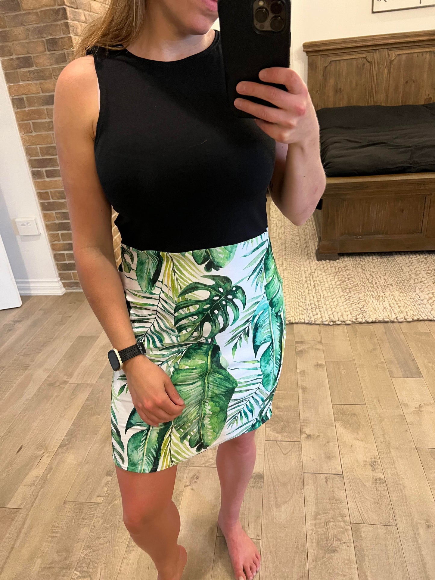 camisole haut noir et gros feuillage fond blanc - Maman louve création