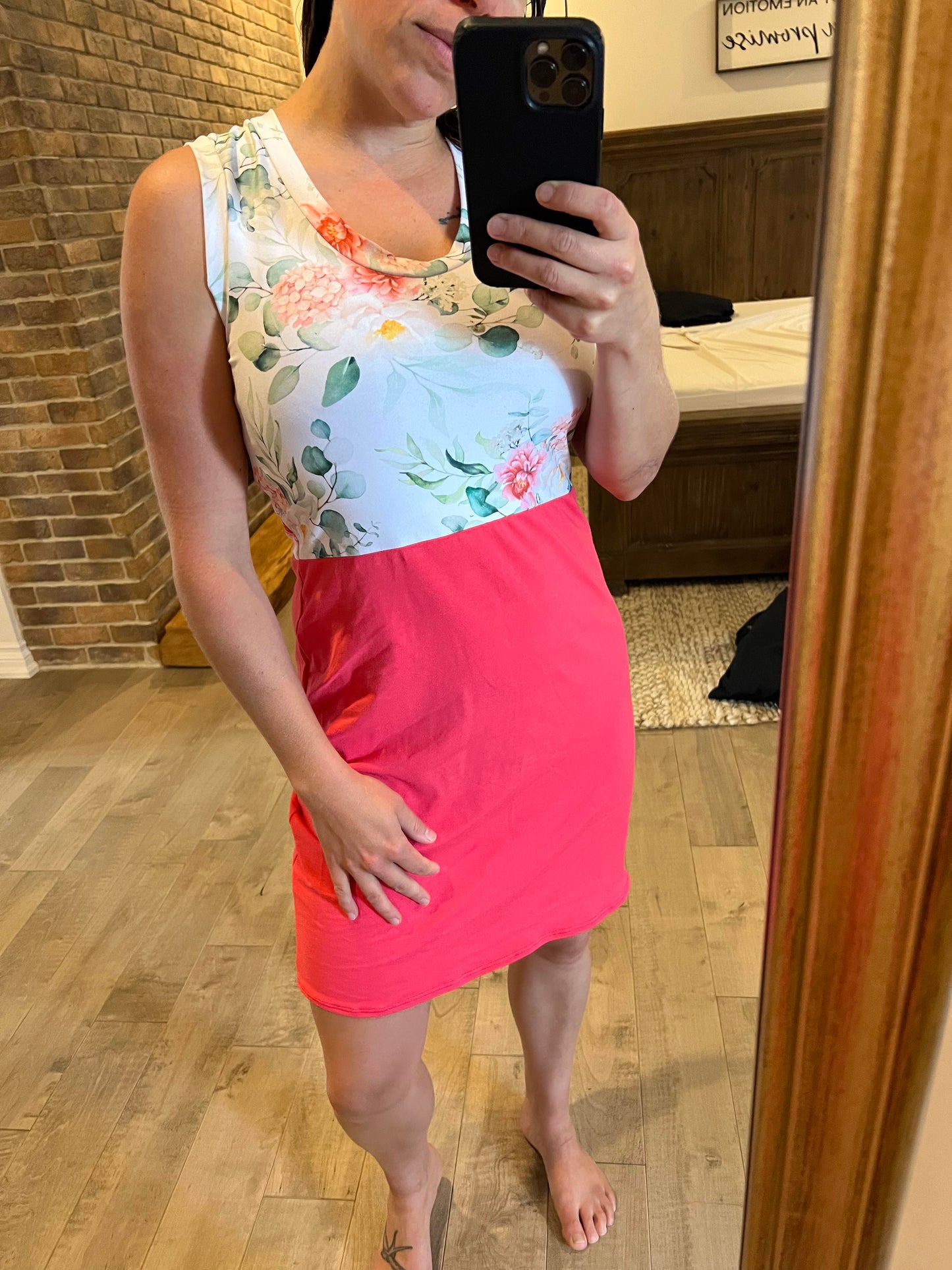 camisole robe fleuri et bas corail foncé