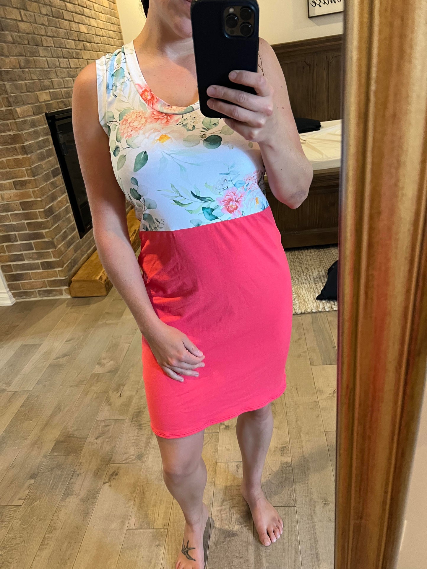 camisole robe fleuri et bas corail foncé