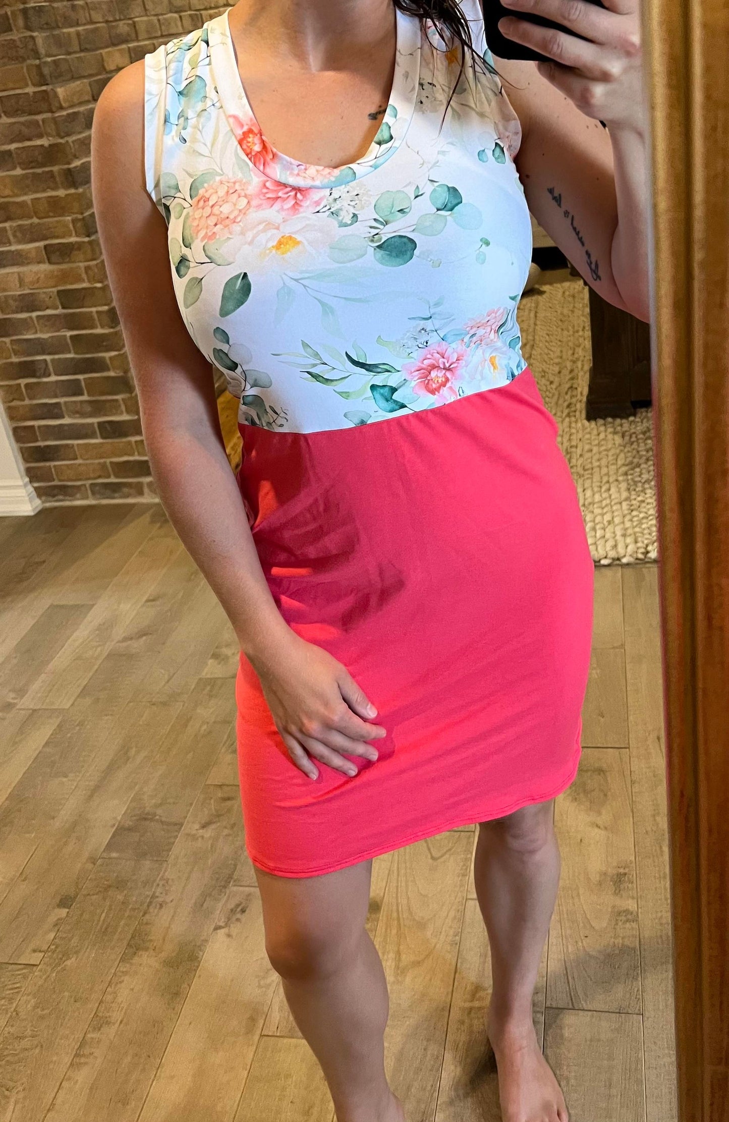 camisole robe fleuri et bas corail foncé
