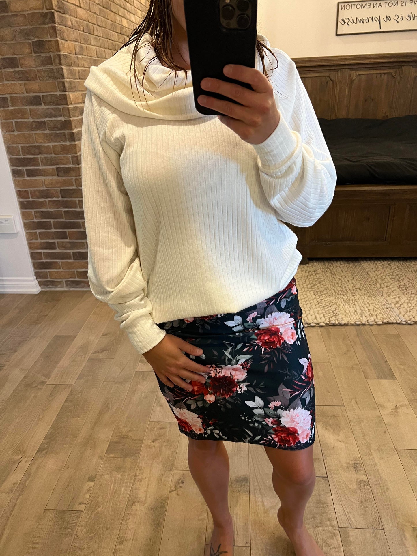 Chandail en tricot blanc crème gros col