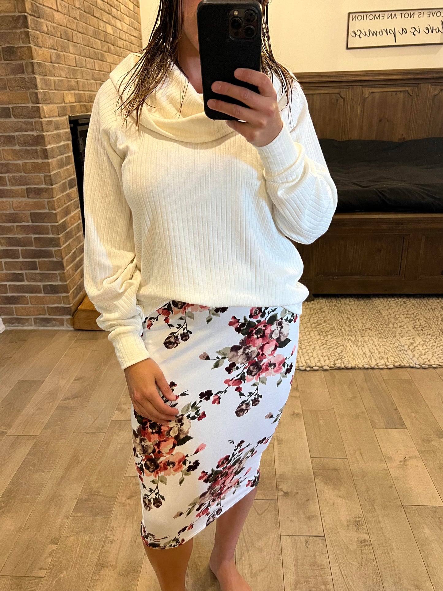 Chandail en tricot blanc crème gros col