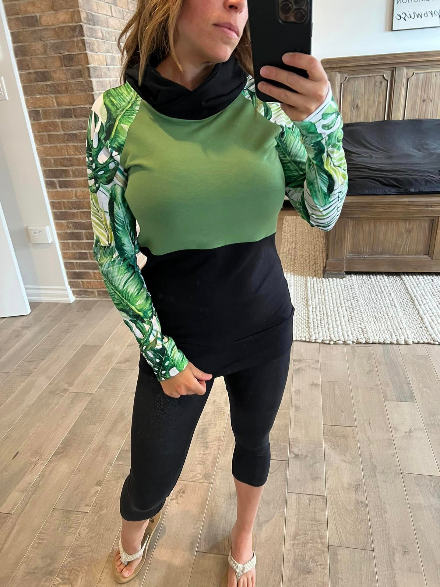 longueur CHANDAIL hoodie capuchon noir et manche feuillage