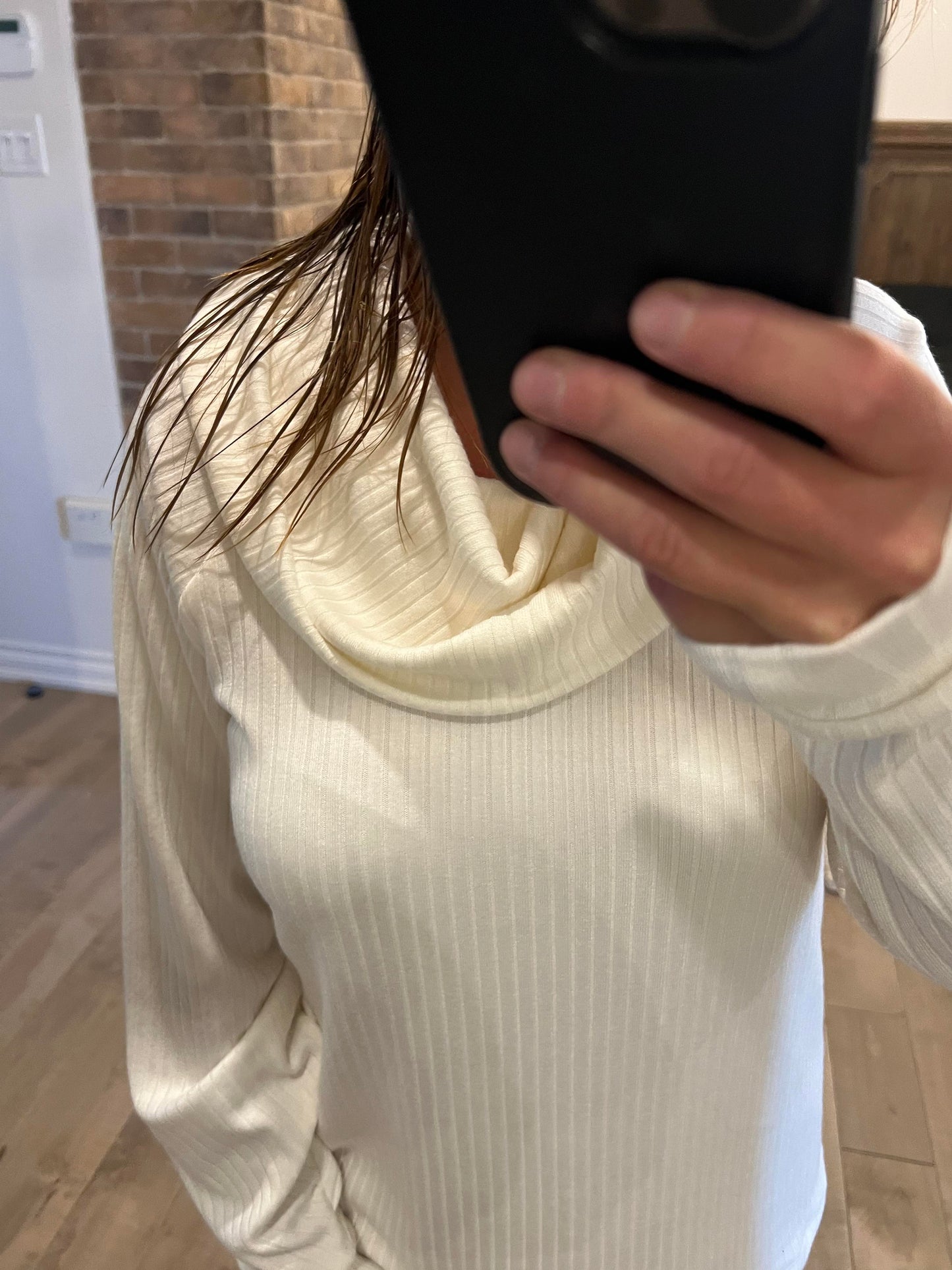 Chandail en tricot blanc crème gros col