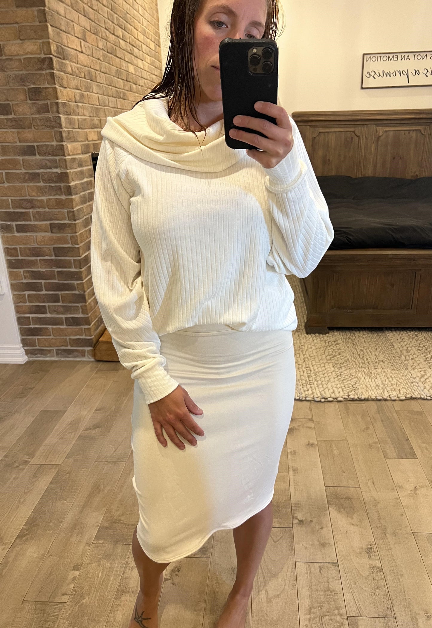 Chandail en tricot blanc crème gros col
