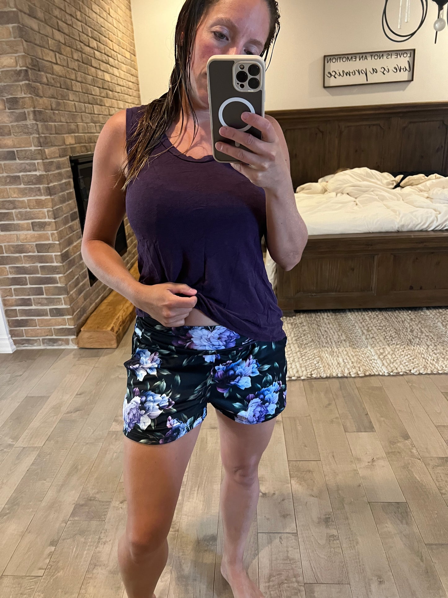 short noir fleuri mauve