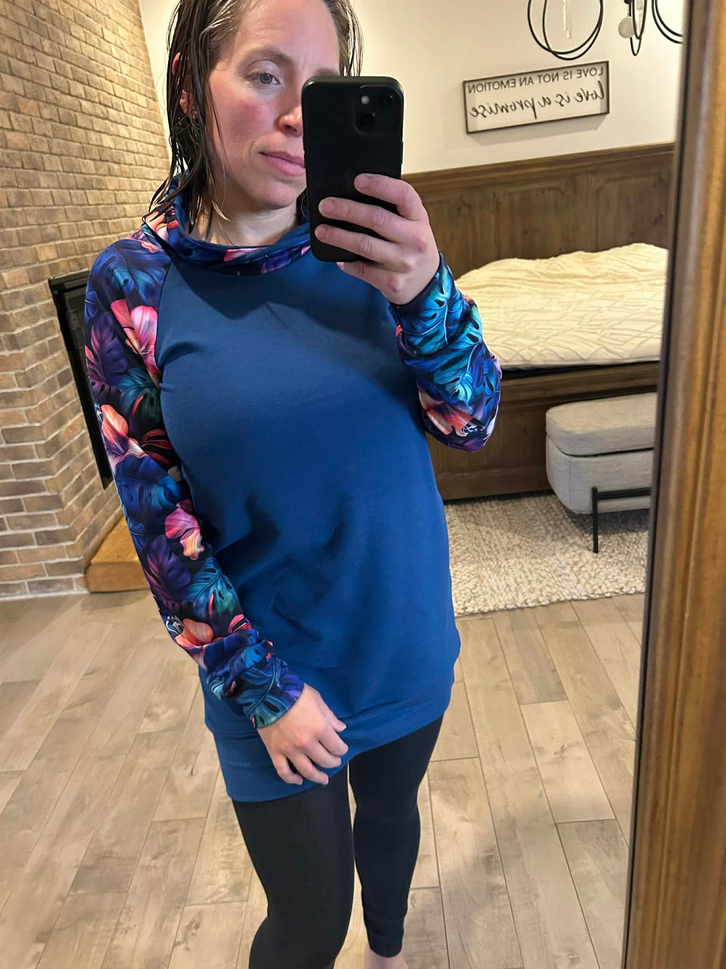 Tunique devant bleu et manche fleurs flash