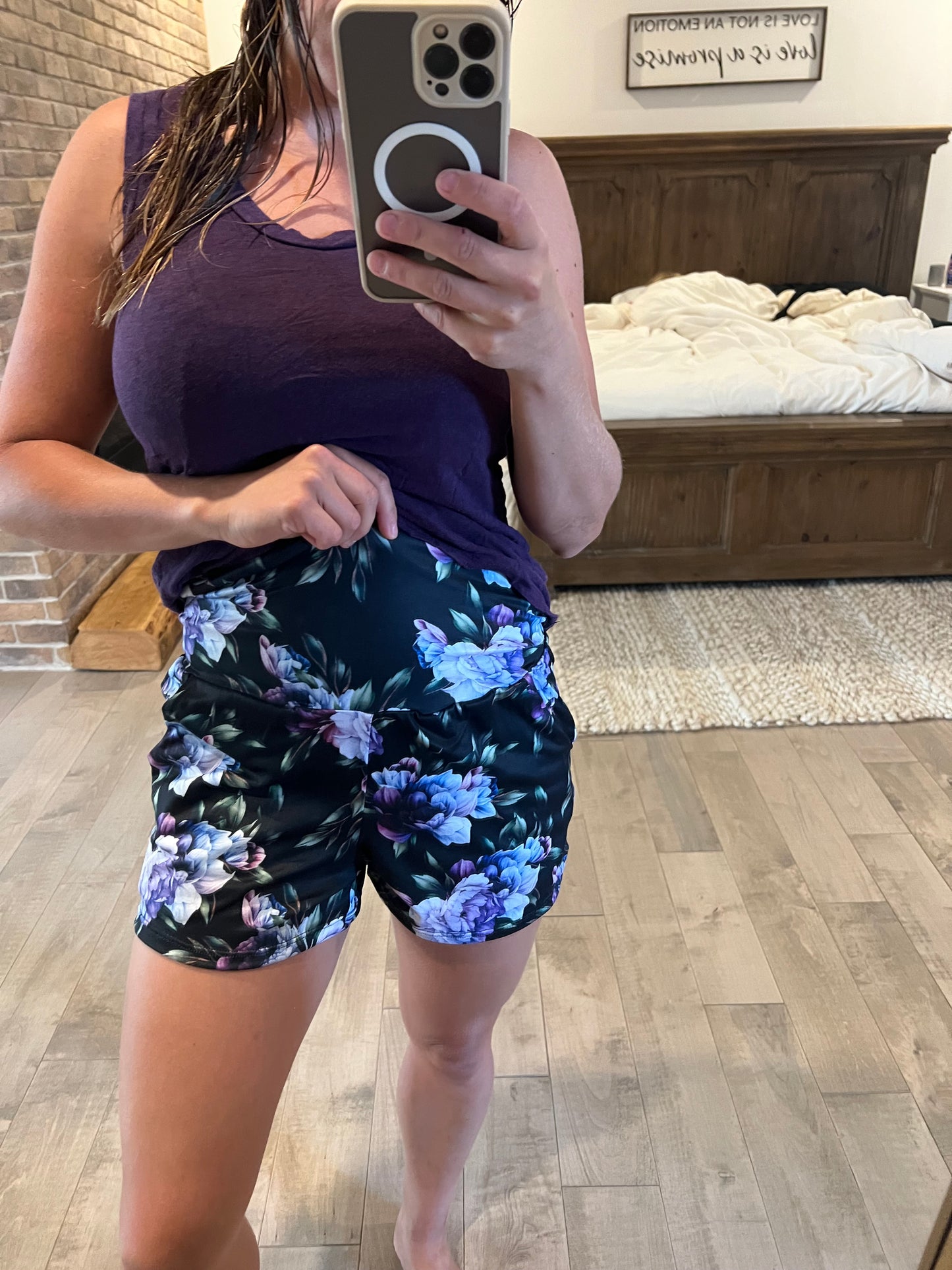 short noir fleuri mauve