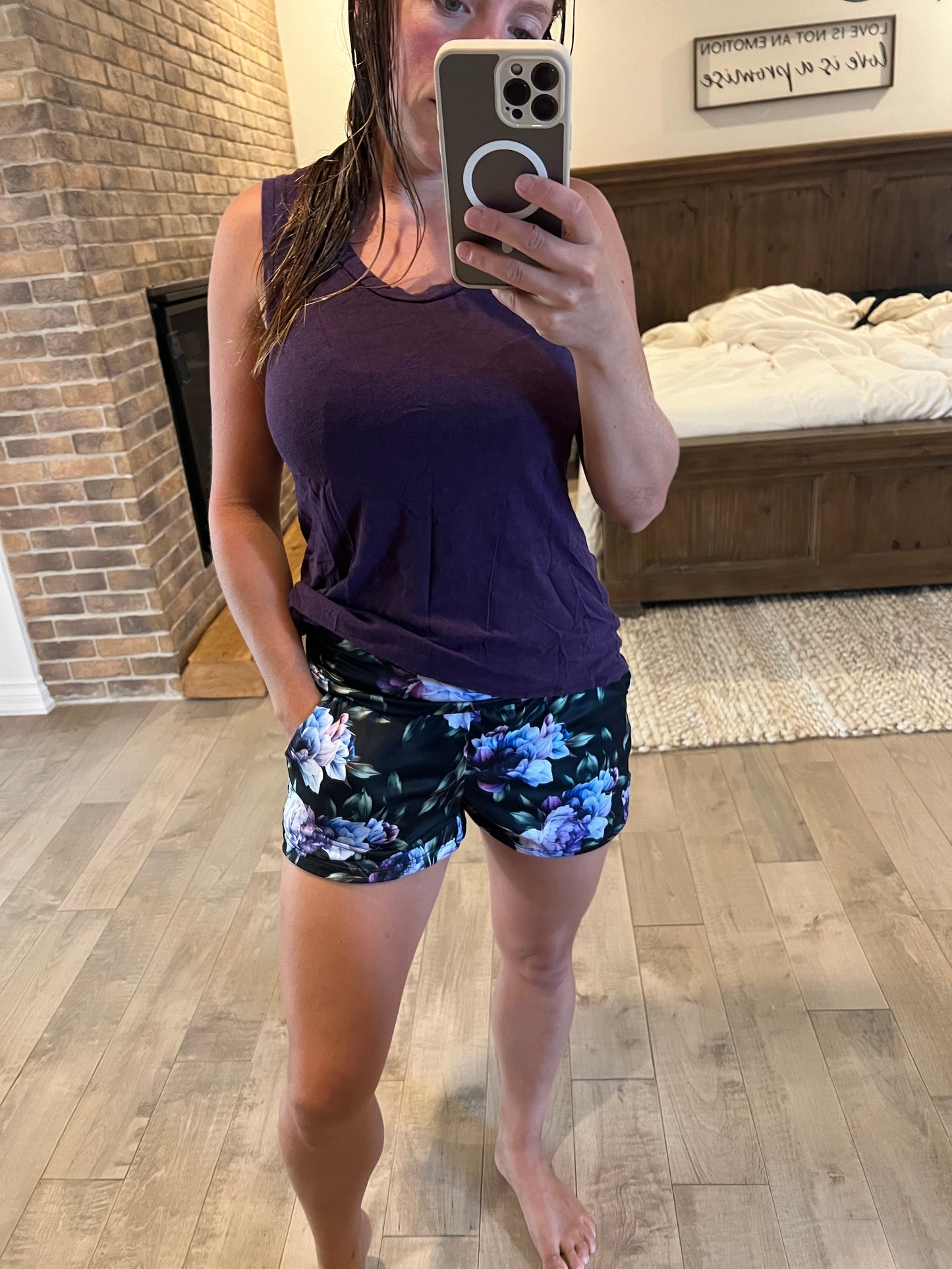 short noir fleuri mauve