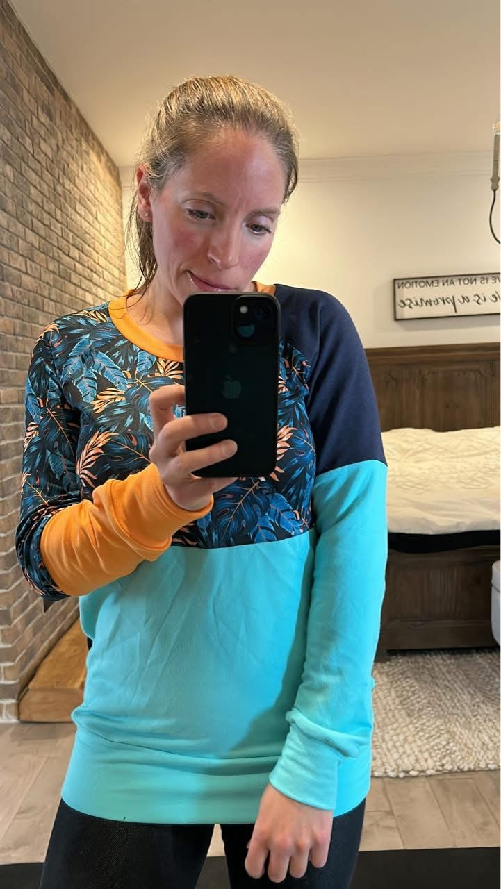chandail bleu et feuillage jaune