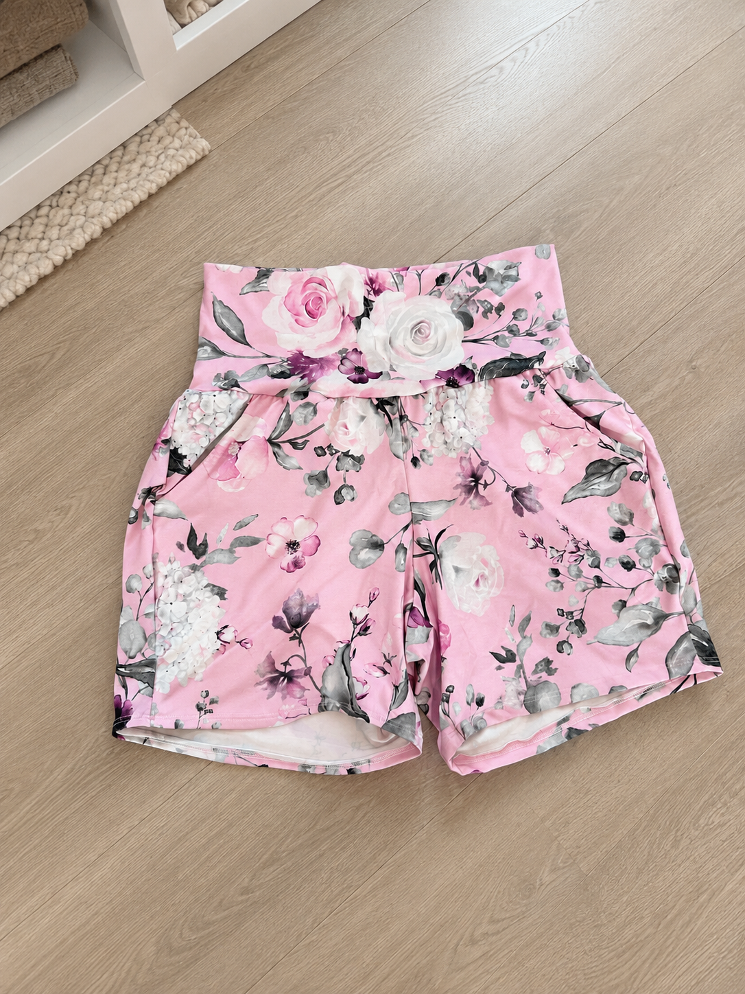 short prêt à partir fleuri rose