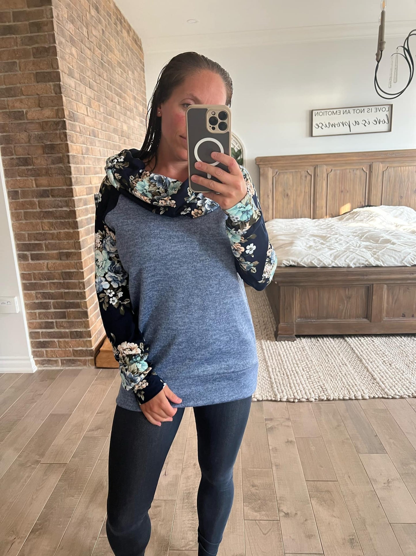 chandail knit bleu et son fleuri