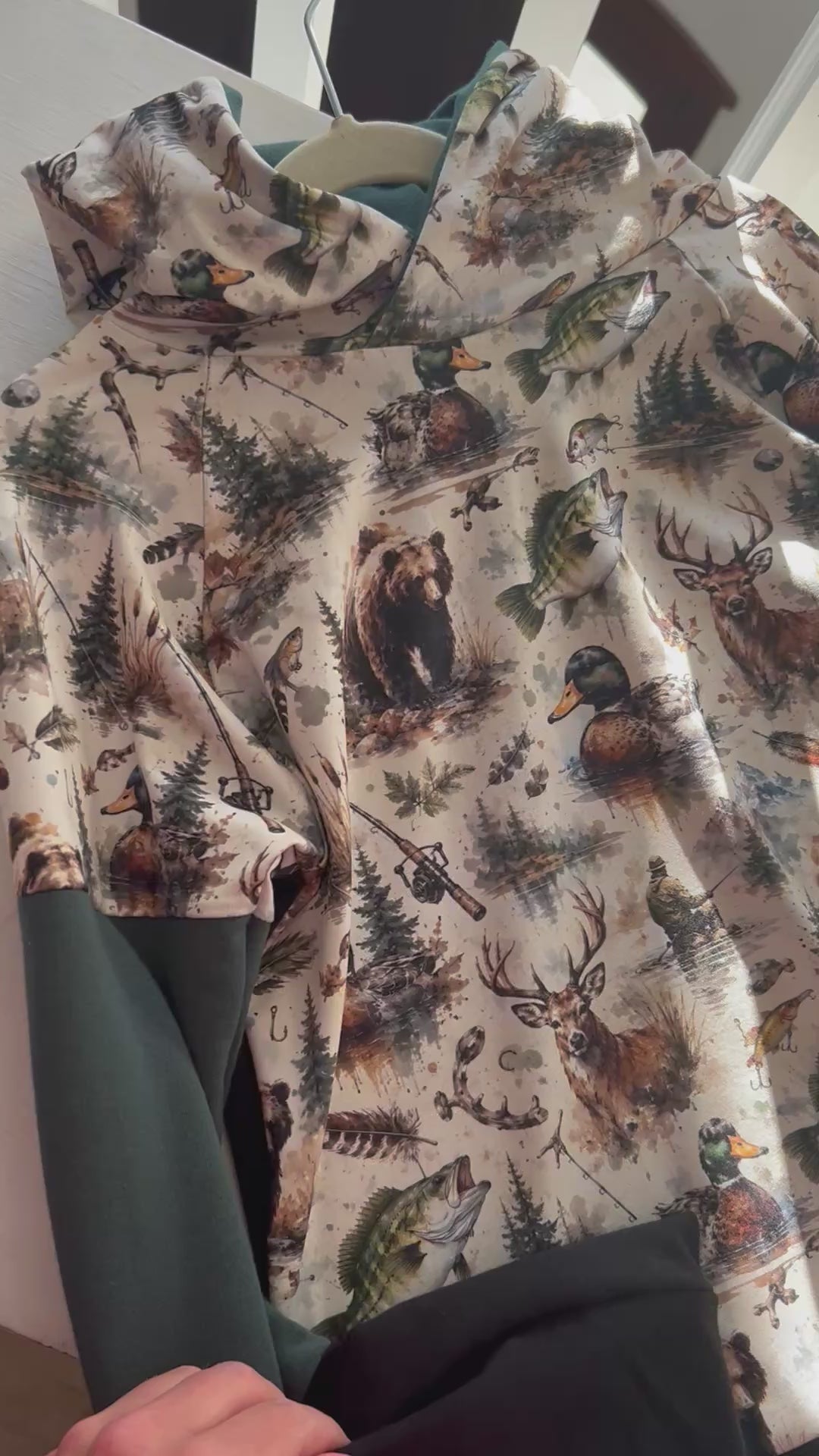 Charger et lire la vidéo dans la visionneuse de la Galerie, Hoodie enfant chasse/peche
