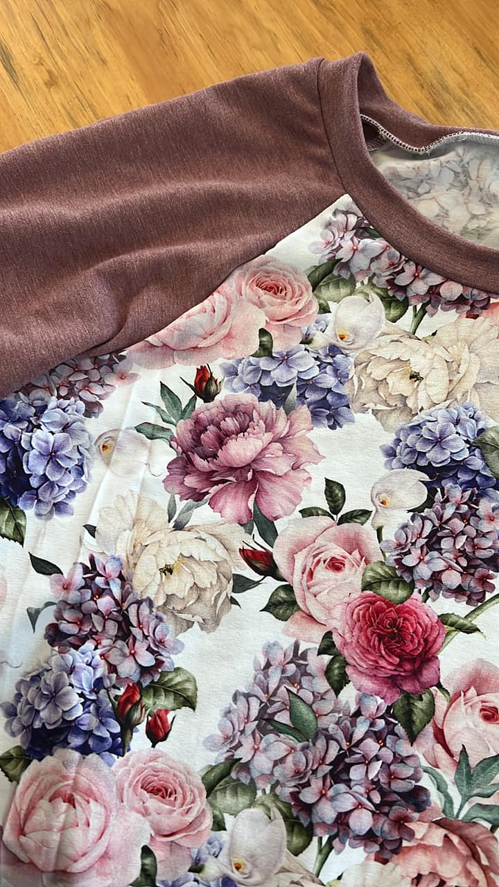 longueur chandail crème et fleurs MANCHE HEATHER ROSE BROWN - Maman louve création