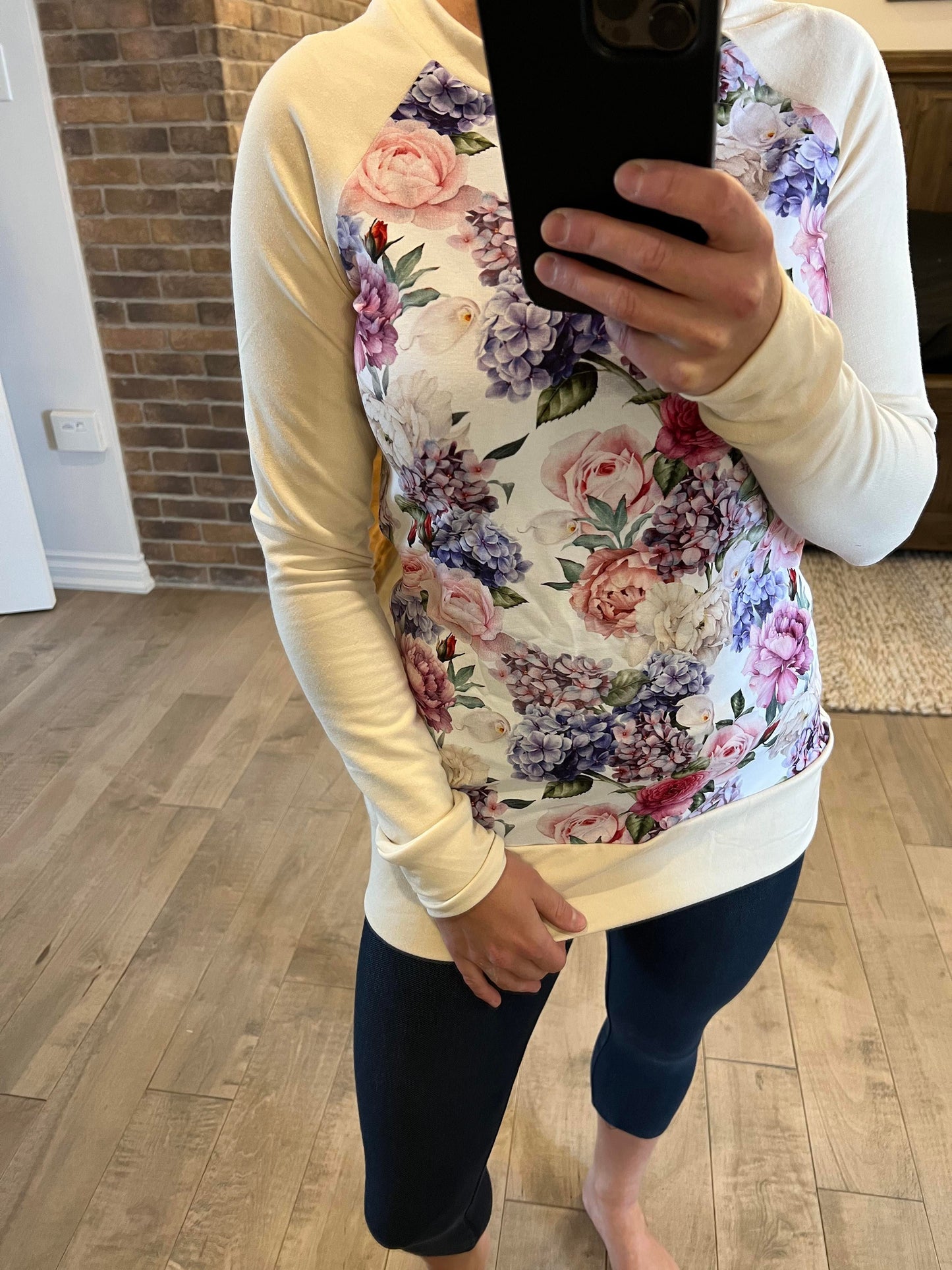 longueur chandail crème et fleurs MANCHE HEATHER ROSE BROWN - Maman louve création