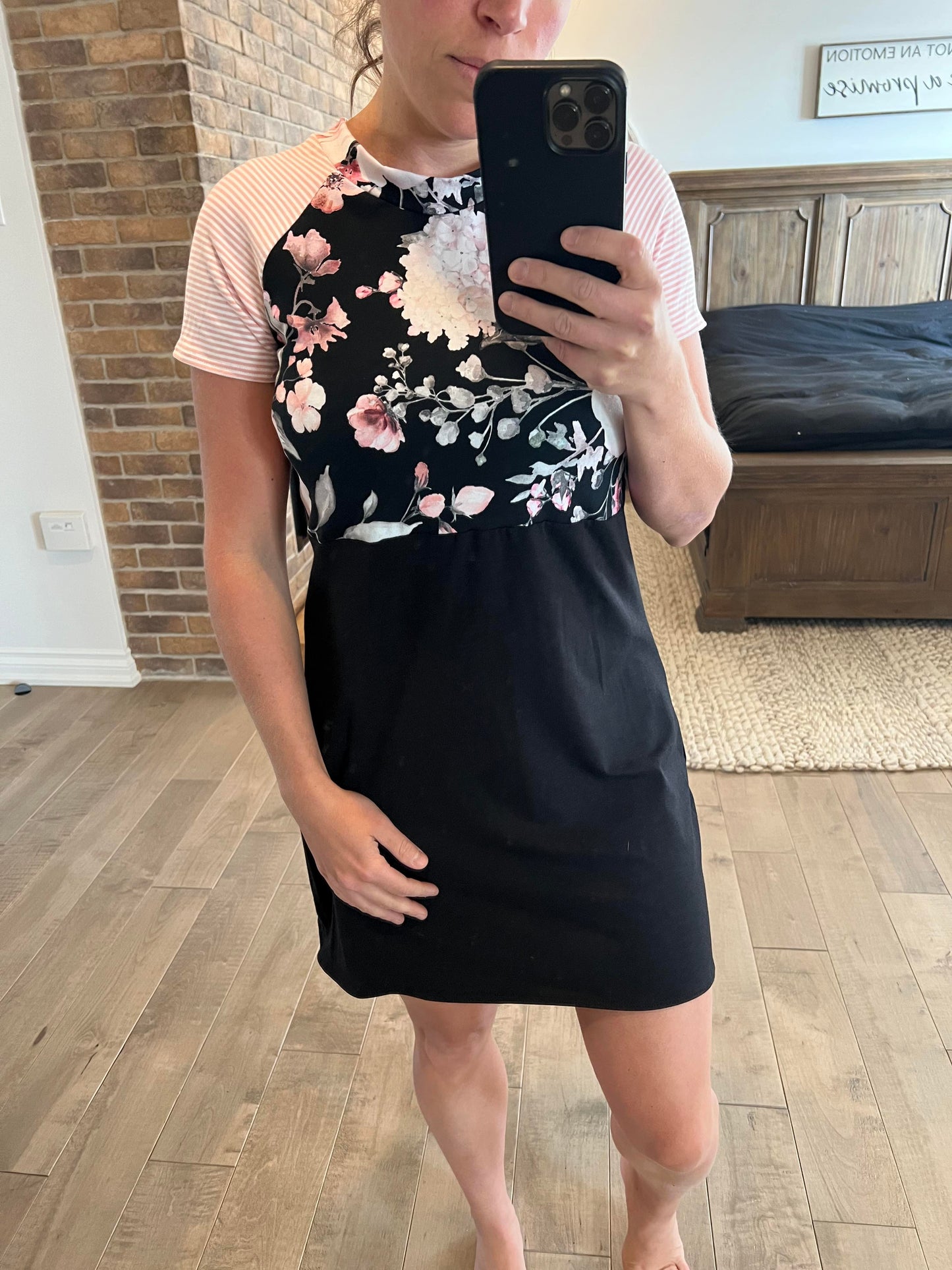 Robe t shirt fleuri noir et manche rose - Maman louve création